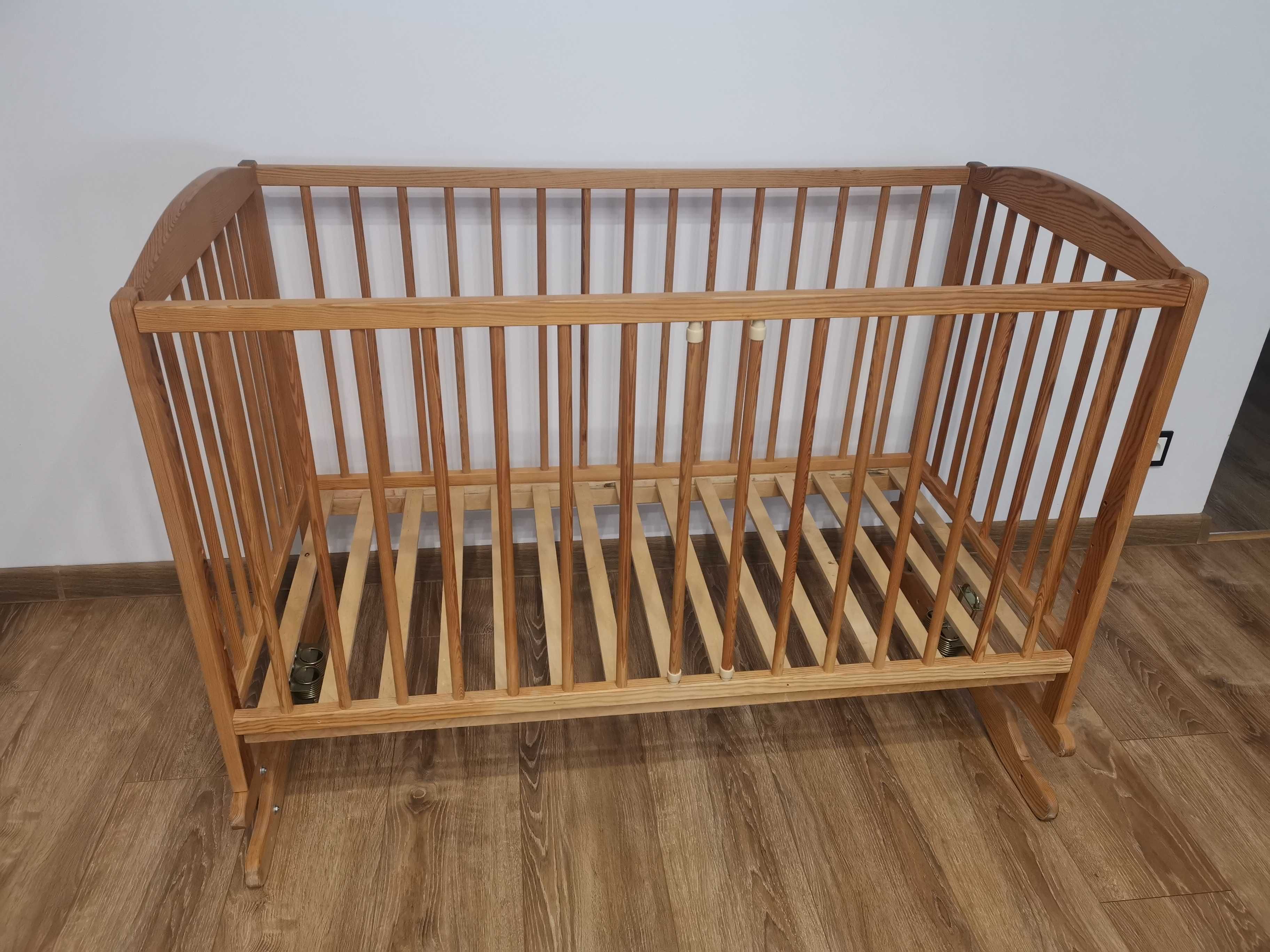 Solidne łóżeczko drewniane 120x60 z bujakiem