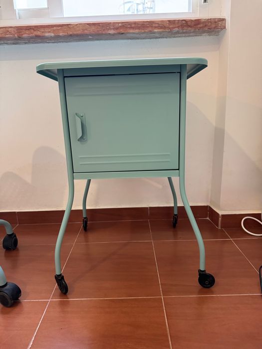 Mesa cabeceira metalica