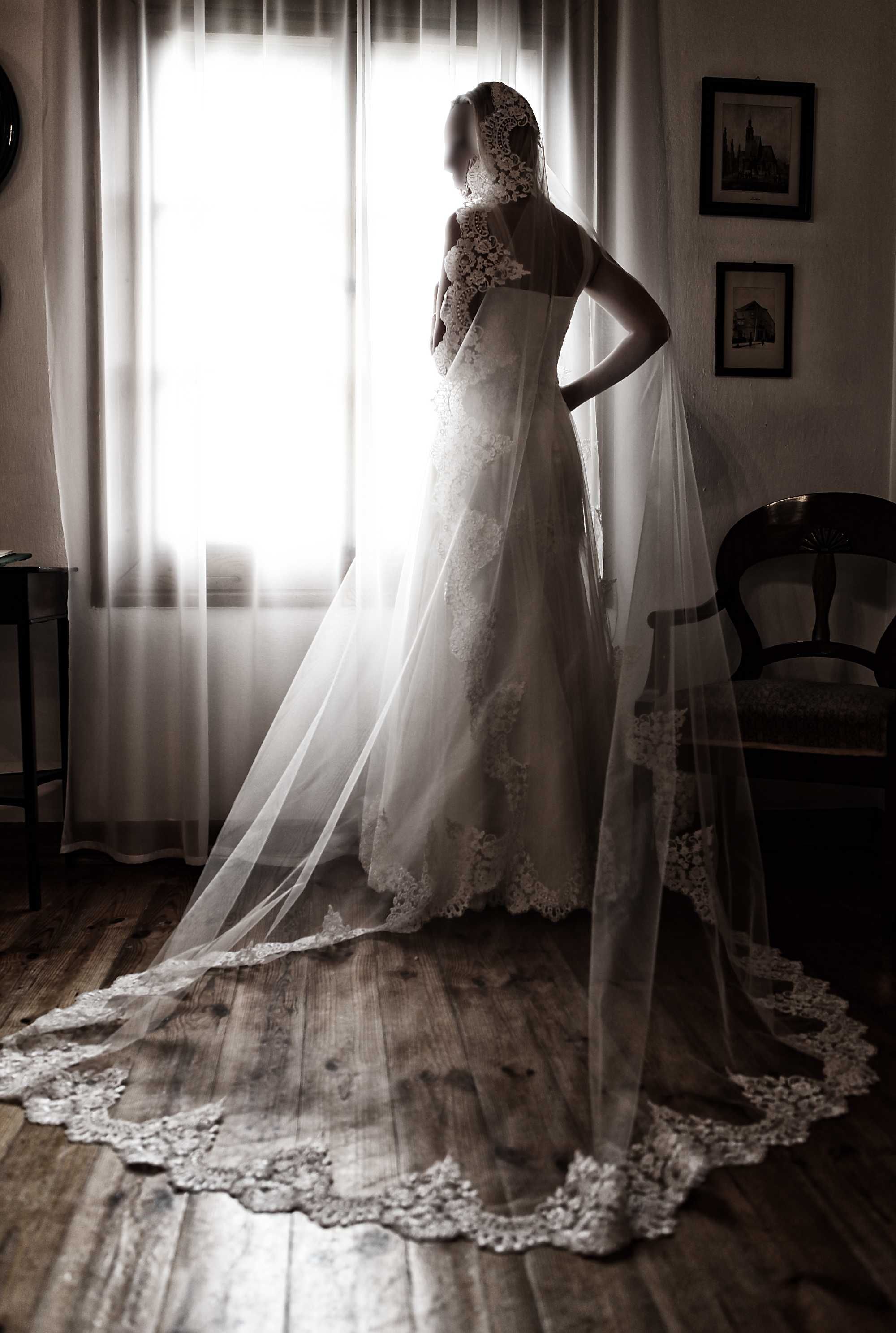 Suknia ślubna 36 śmietankowa delikatna z gipiurą i długim welonem