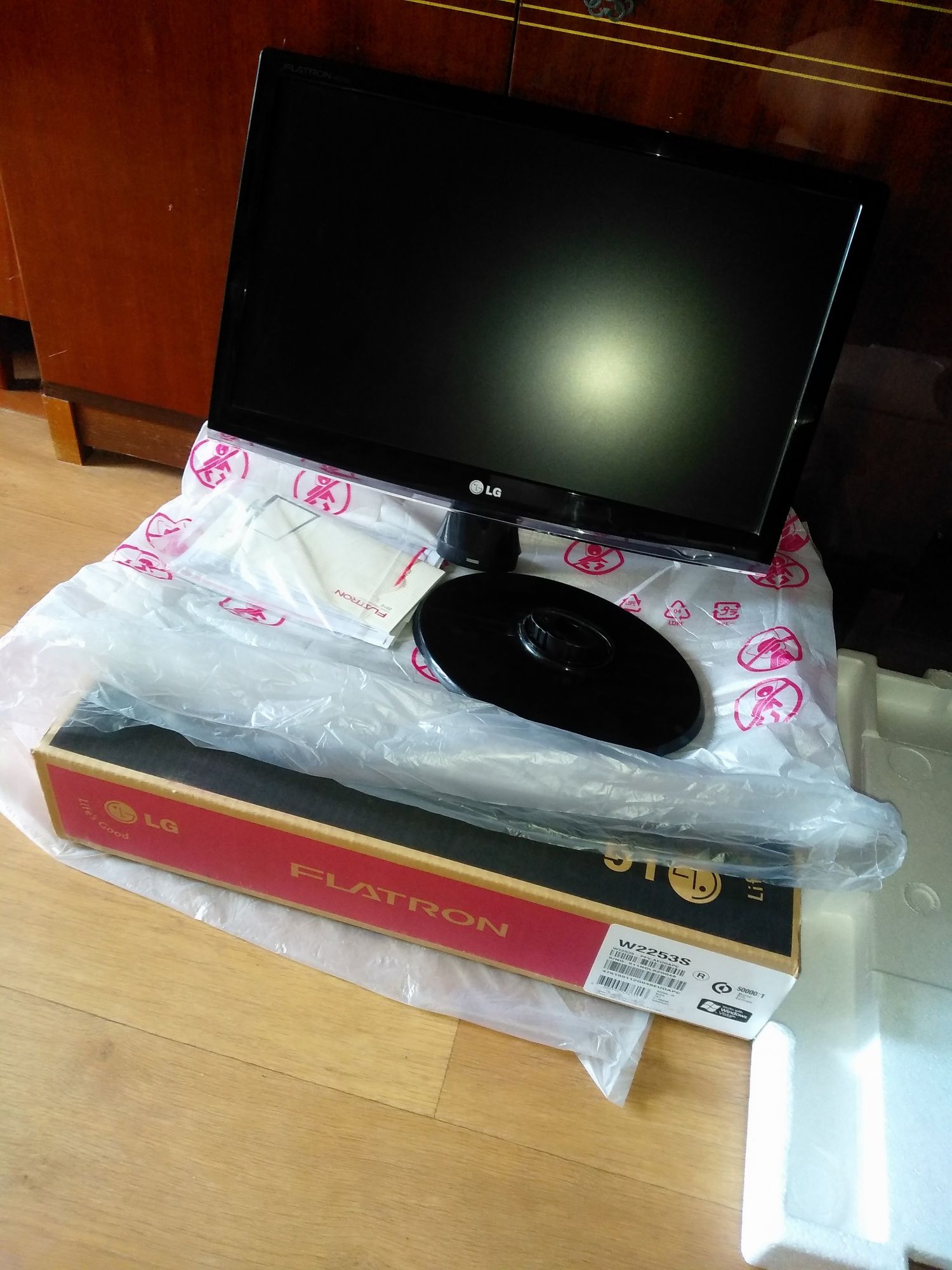 Монитор LG W 2253S full HD