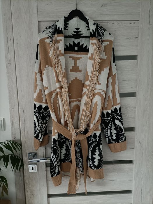 Długi kardigan, sweter że wzorem, wiązany, z frędzlami uniwersalny