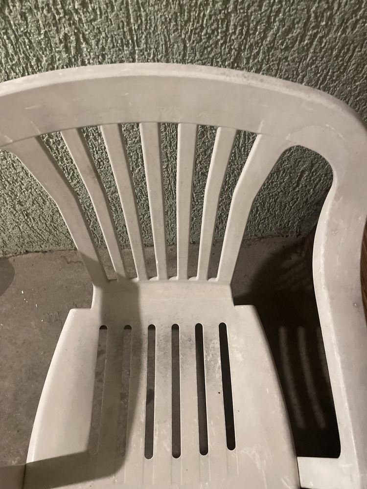 Plastikowe krzeslo fotel ogrodowy Cyrkon odbarwione białe