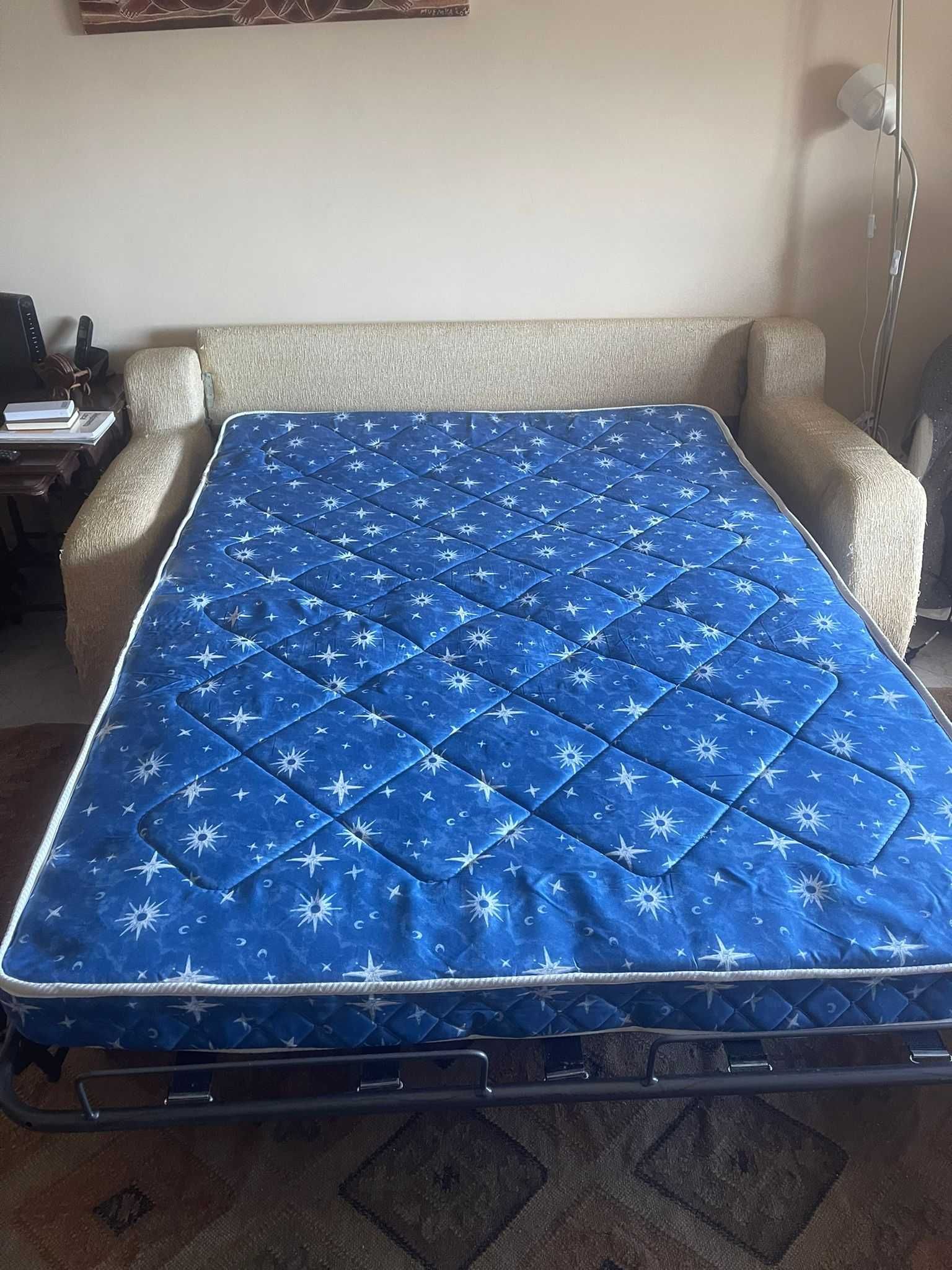 Sofá cama de dois lugares, bem confortável.