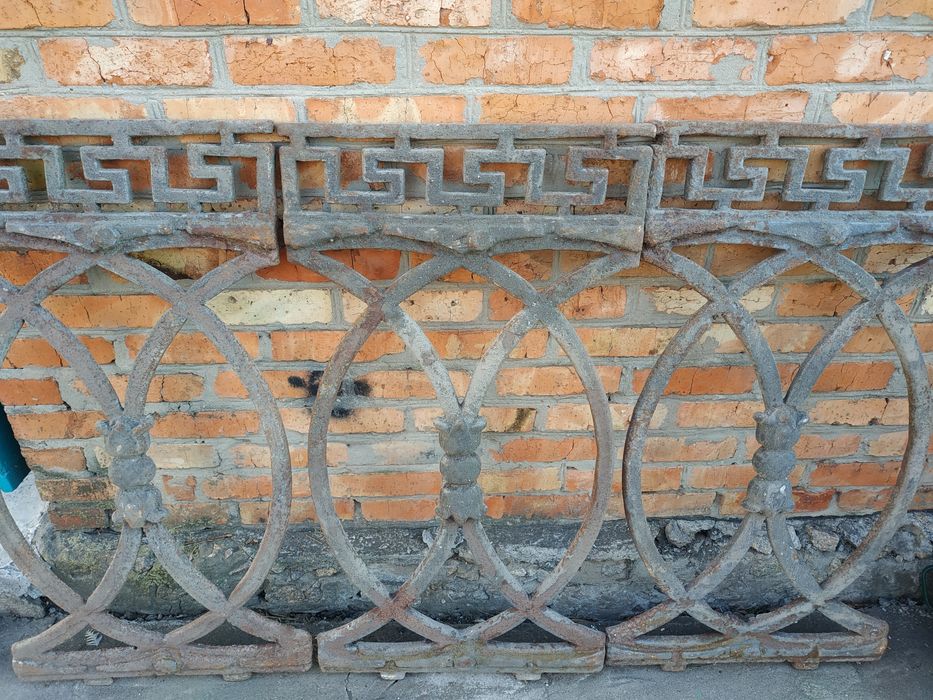 Забор. Чугунні секції.