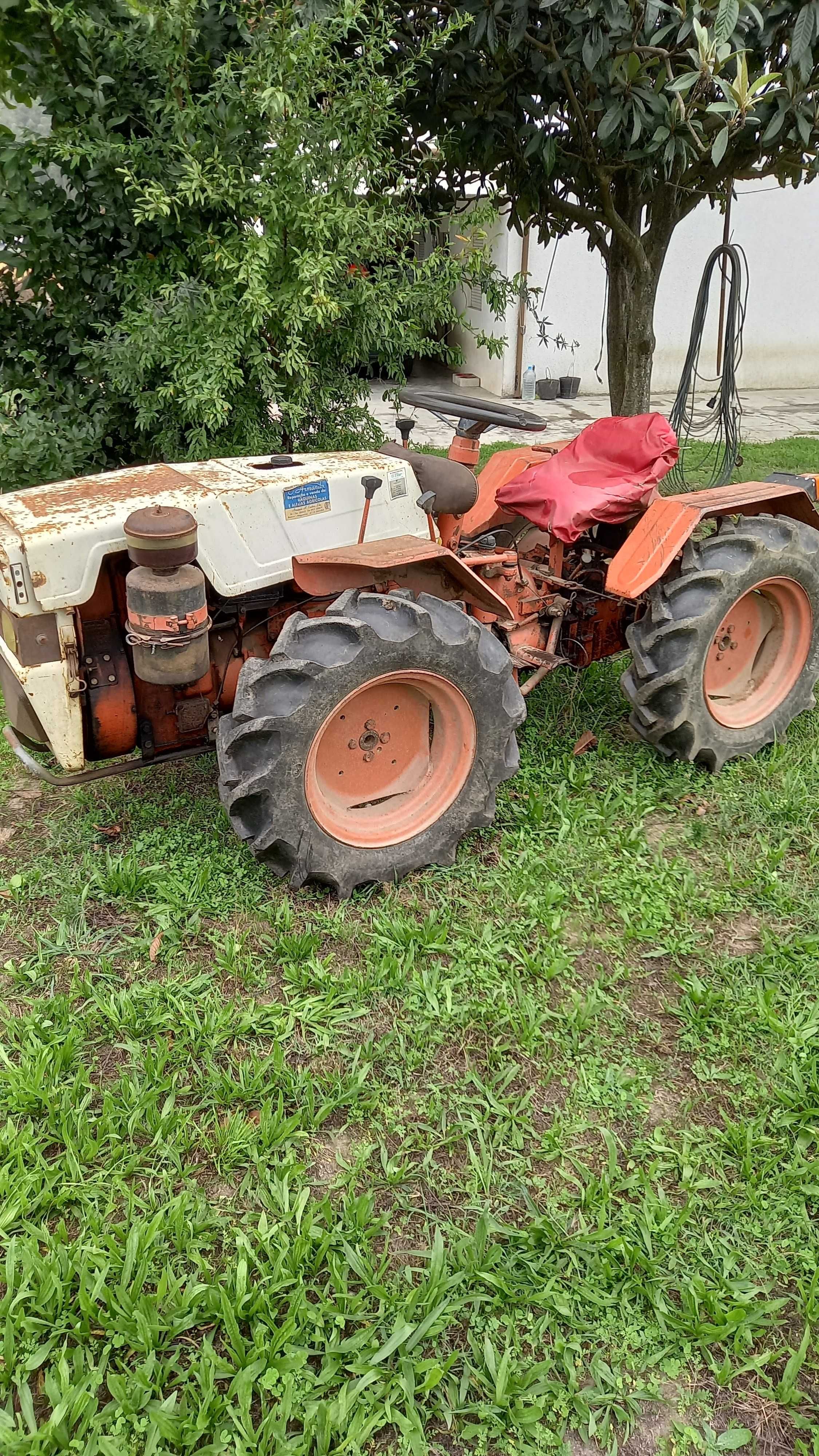 Trator Pasquali a funcionar com equipamento