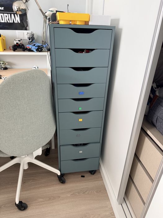 Armário com gavetas sobre rodas