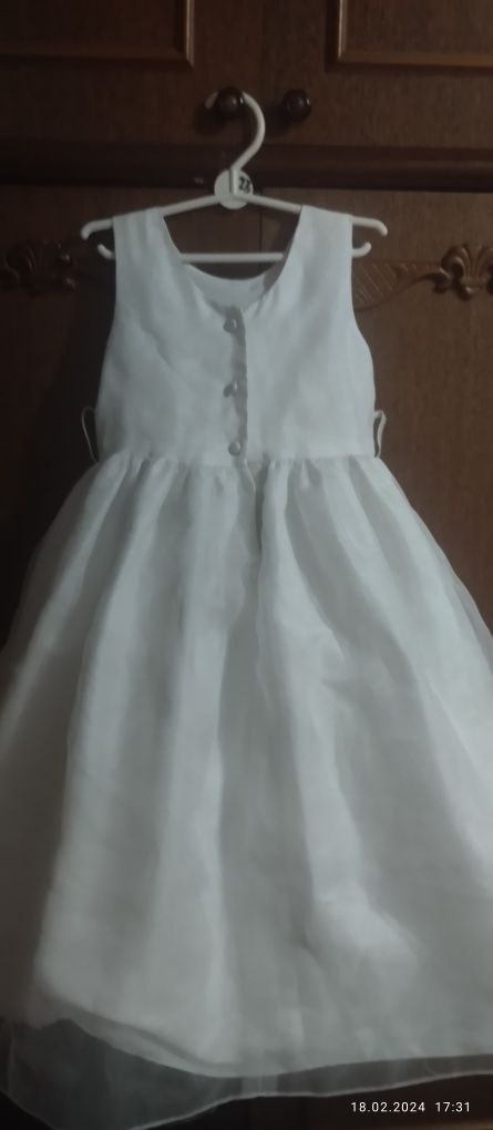 Святкове плаття білого кольору