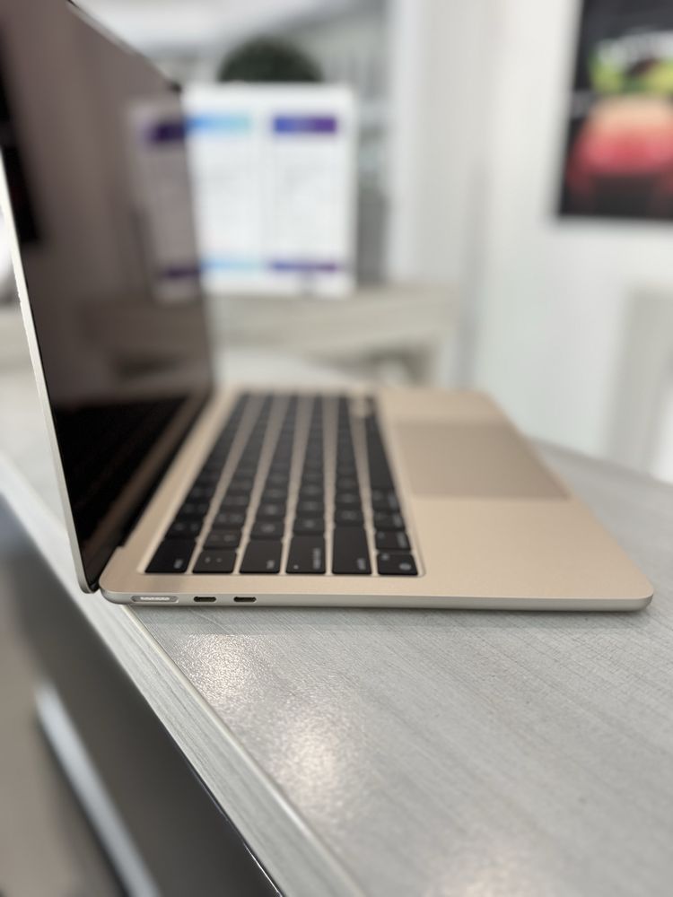 Open Box MacBook Air 13’ 2022 M2 16/256Gb Starlight (MC7W4)