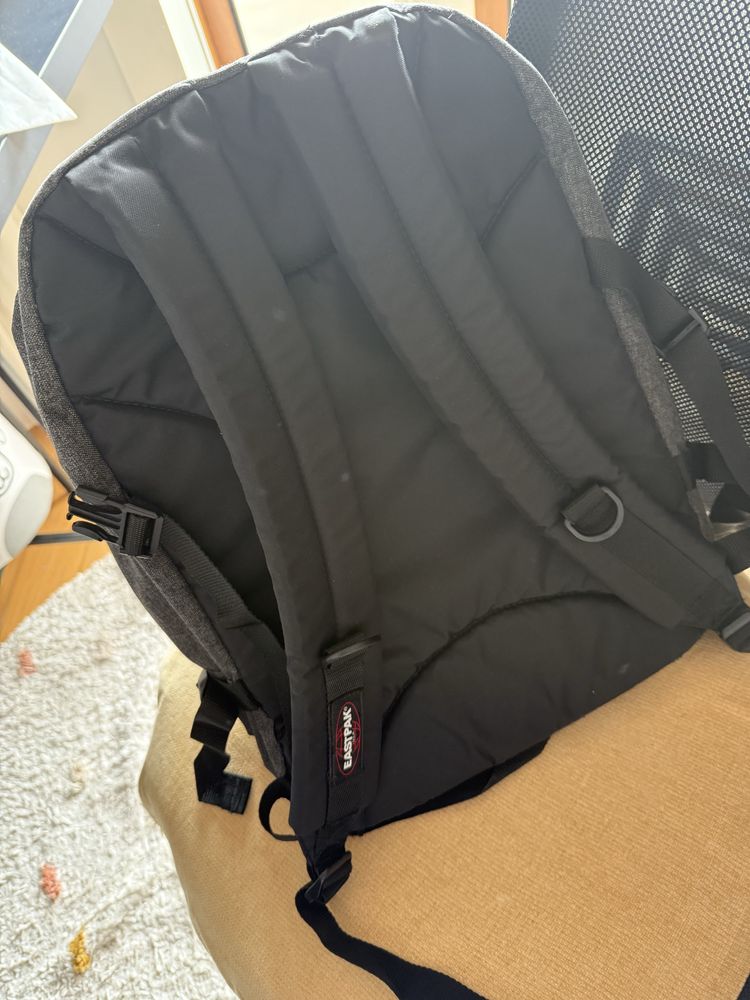 Mochila eastpak grande cinzenta como nova