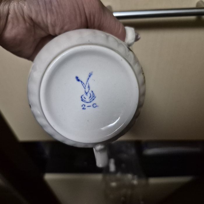 Кувшин із чашками.