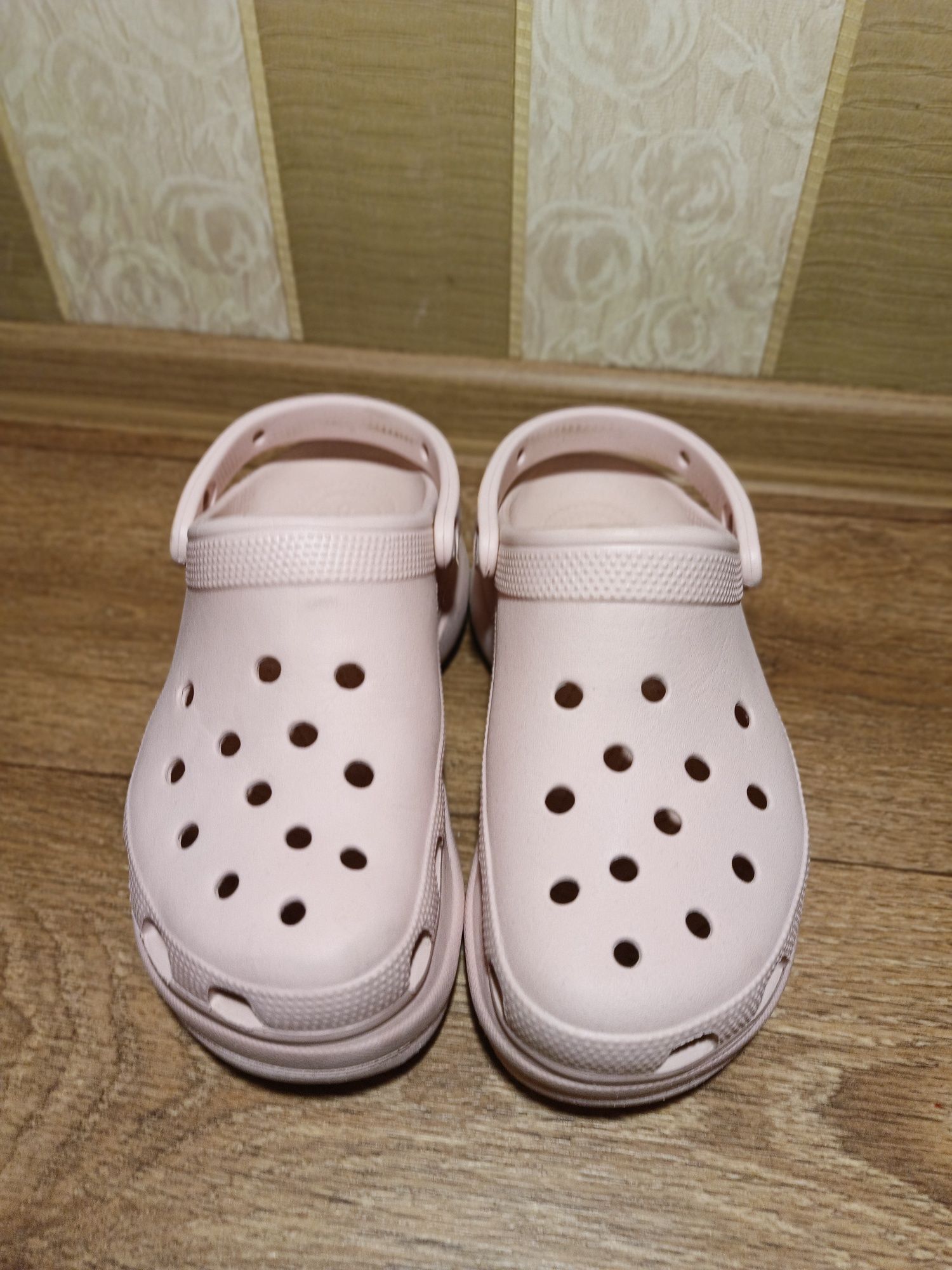 Crocs w7 на платформі