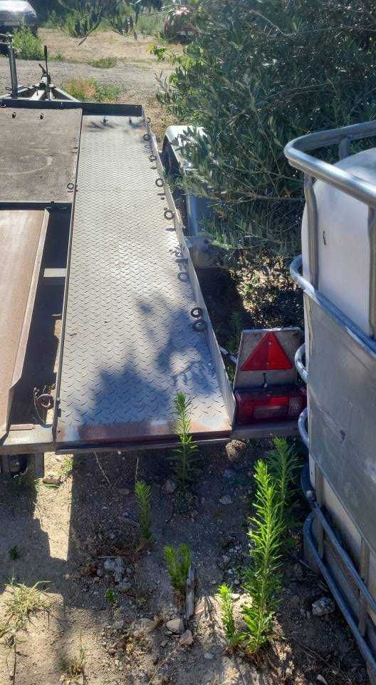 Reboque porta viaturas