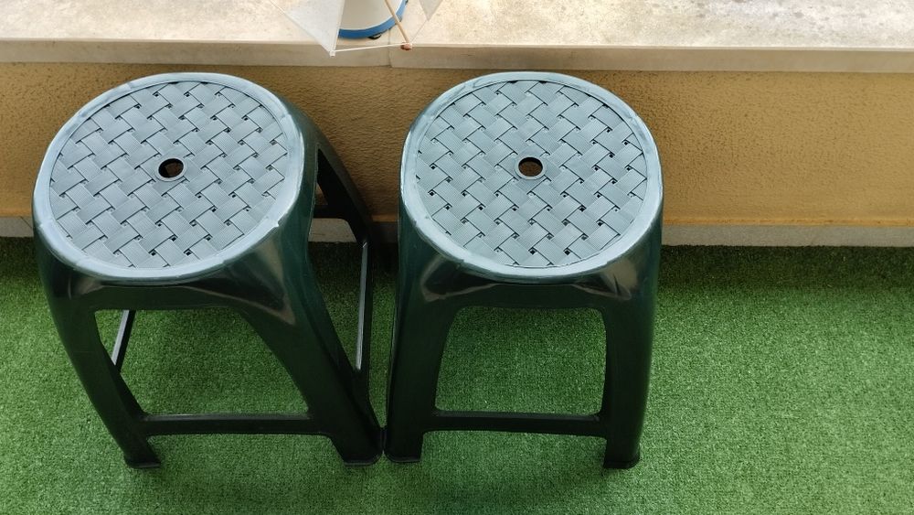Dois bancos verdes