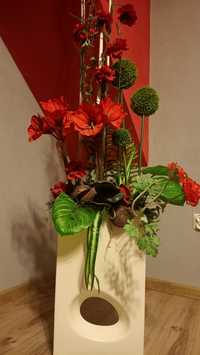 Kompozycja kwiatowa w ozdobnej doniczce, bordowe kwiaty sztuczne