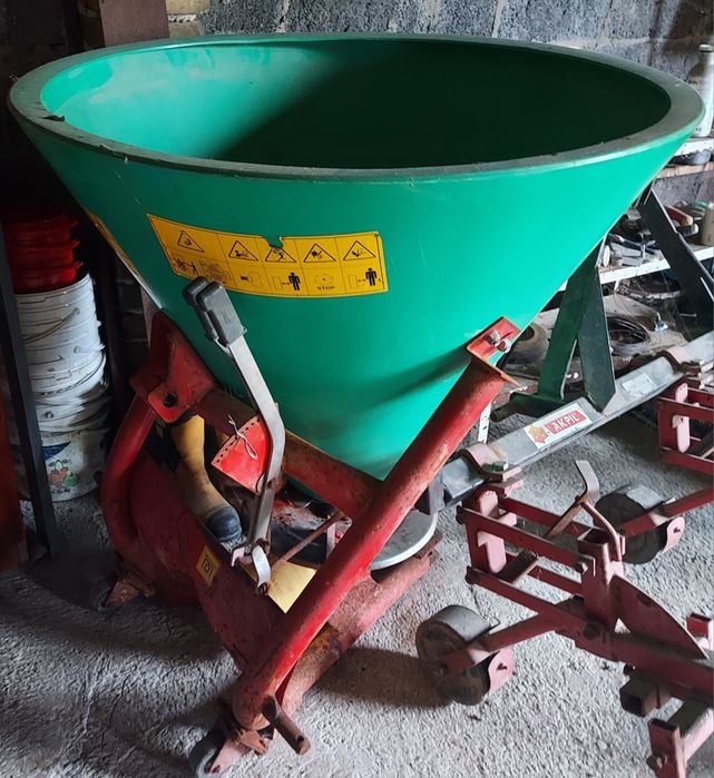 Rozsiewacz siewnik rolniczy