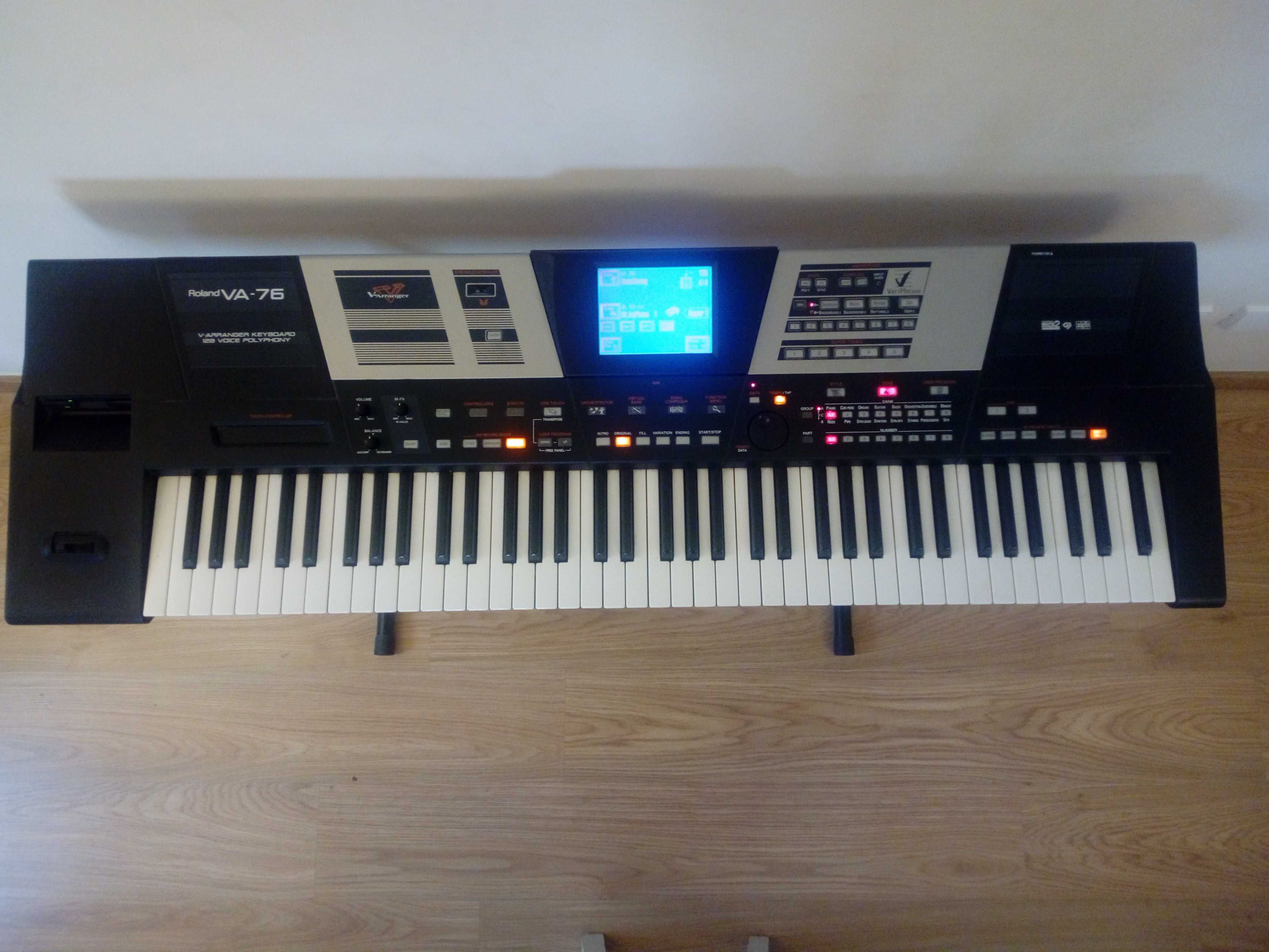 Teclado musical - Roland VA-76, com suporte