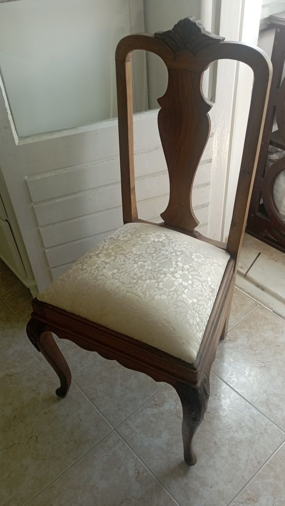 Guarda-roupa, cômoda, mesas de cabeceira 2 e 2 cadeiras