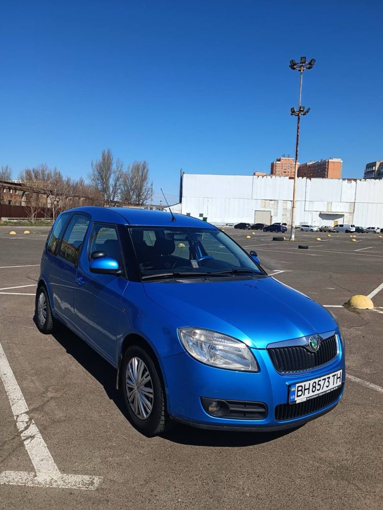 Продам автомобиль Skoda Roomster, цвет синий, состояние отличное.