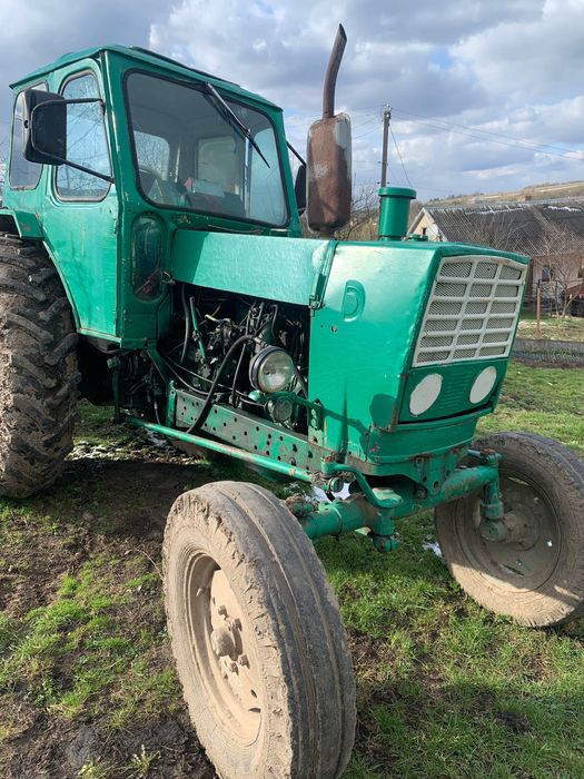 Трактор ЮМЗ 6 в робочому стані