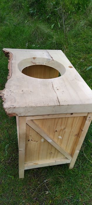 Banca em madeira narural, para wc ou cozinha