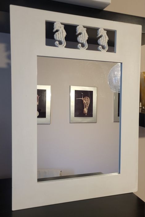 Białe lustro z ornamentem