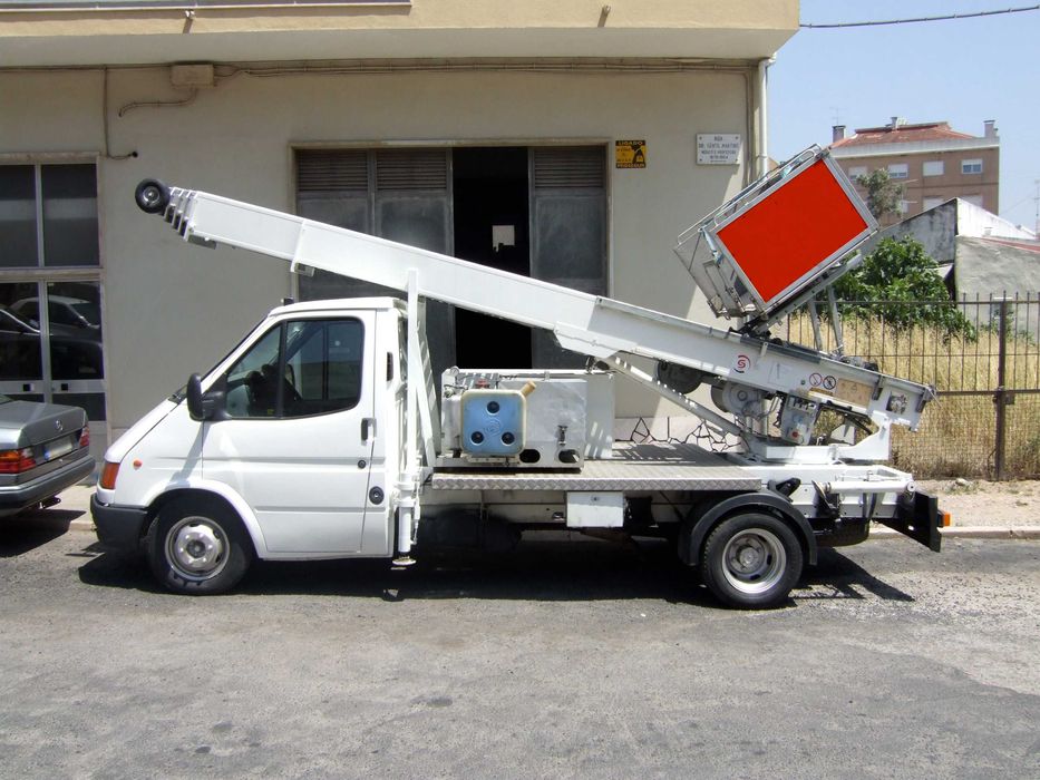 Viatura Ford Transit com Elevador Exterior Bocker-Mudanças