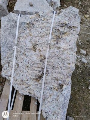 Bryły granitowe z minerałami