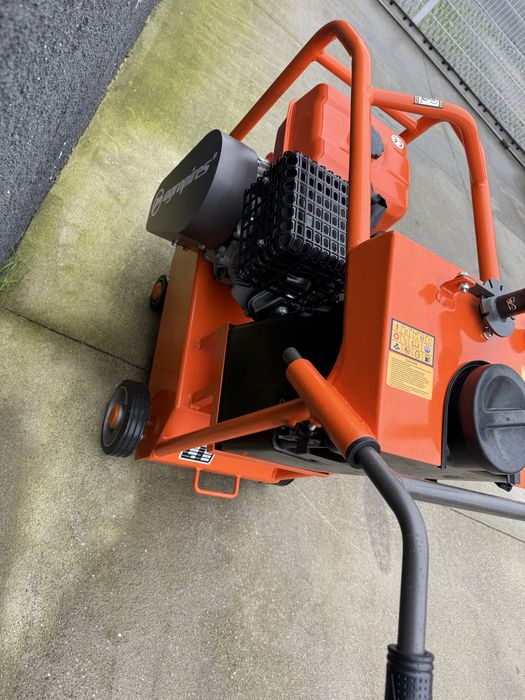 Cortador de asfalto com deposito de agua