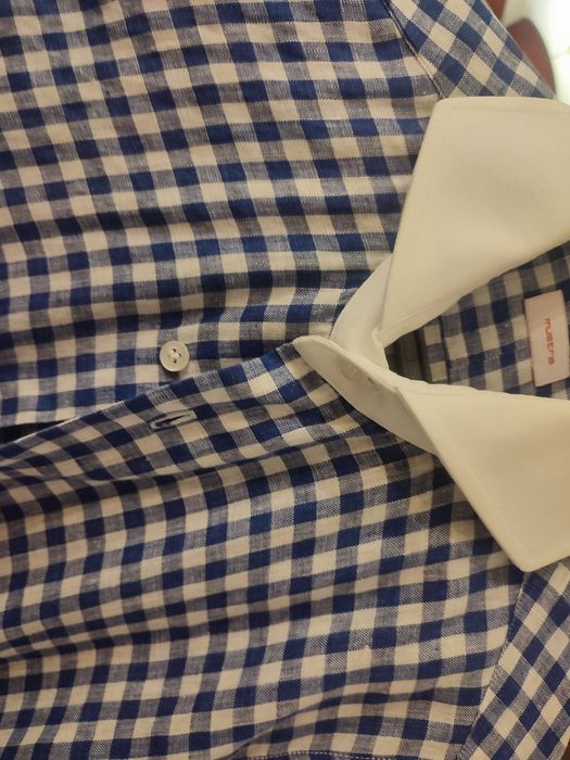 Camisa de linho xadrez azul com colarinho branco. Oficina Mustra