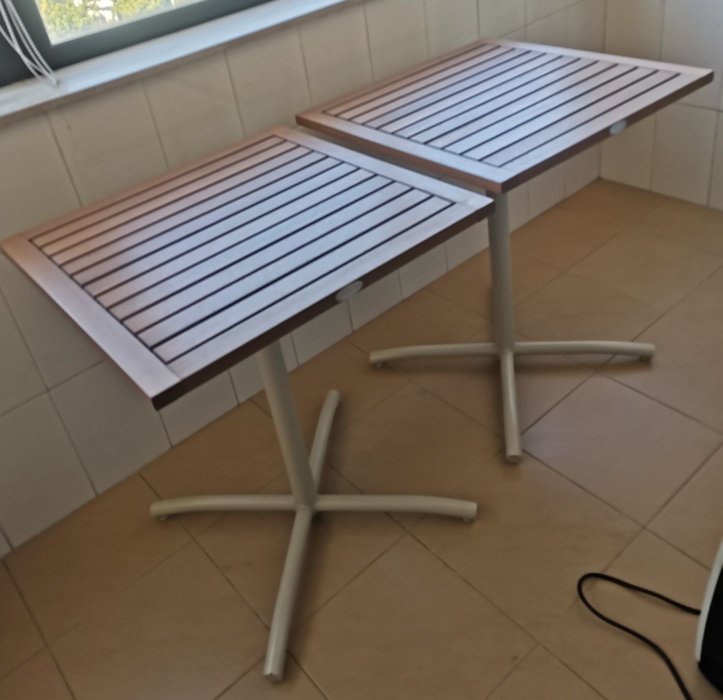 Mesa de varanda/jardim – madeira e metal