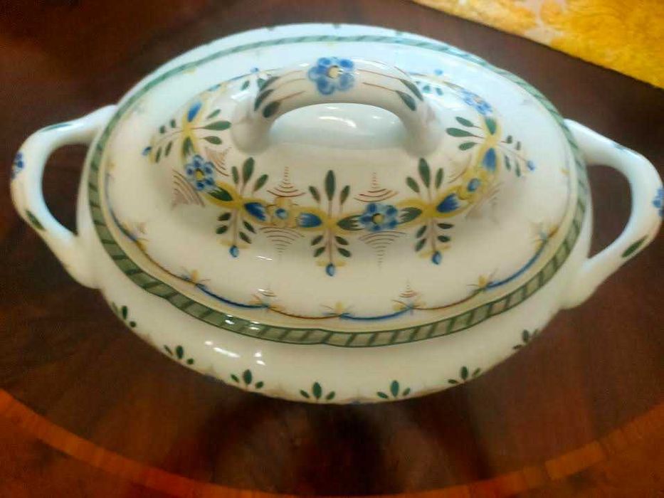 Terrina com prato motivo colorido da louça de Viana do Castelo