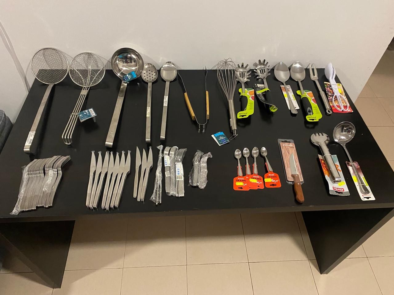 Vende se 3. Buffet completo, com louças, caçarolas, supera elétrica.