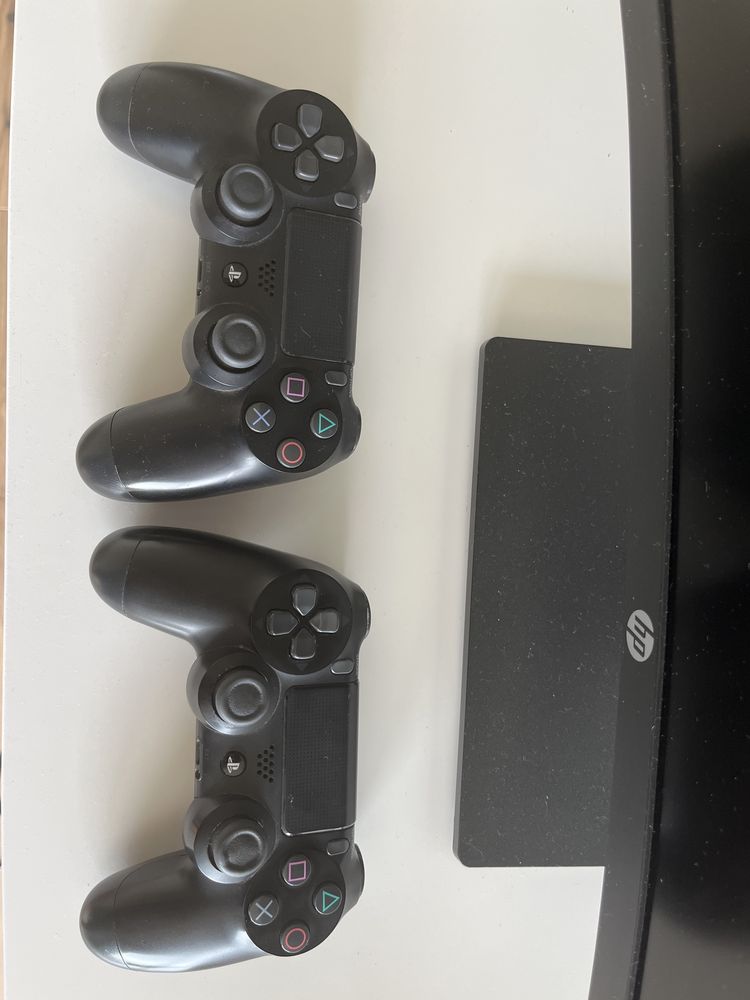 Playstation 4, usada + 2 comandos