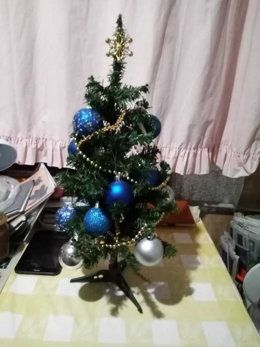 Ялинка новорічна,штучна.