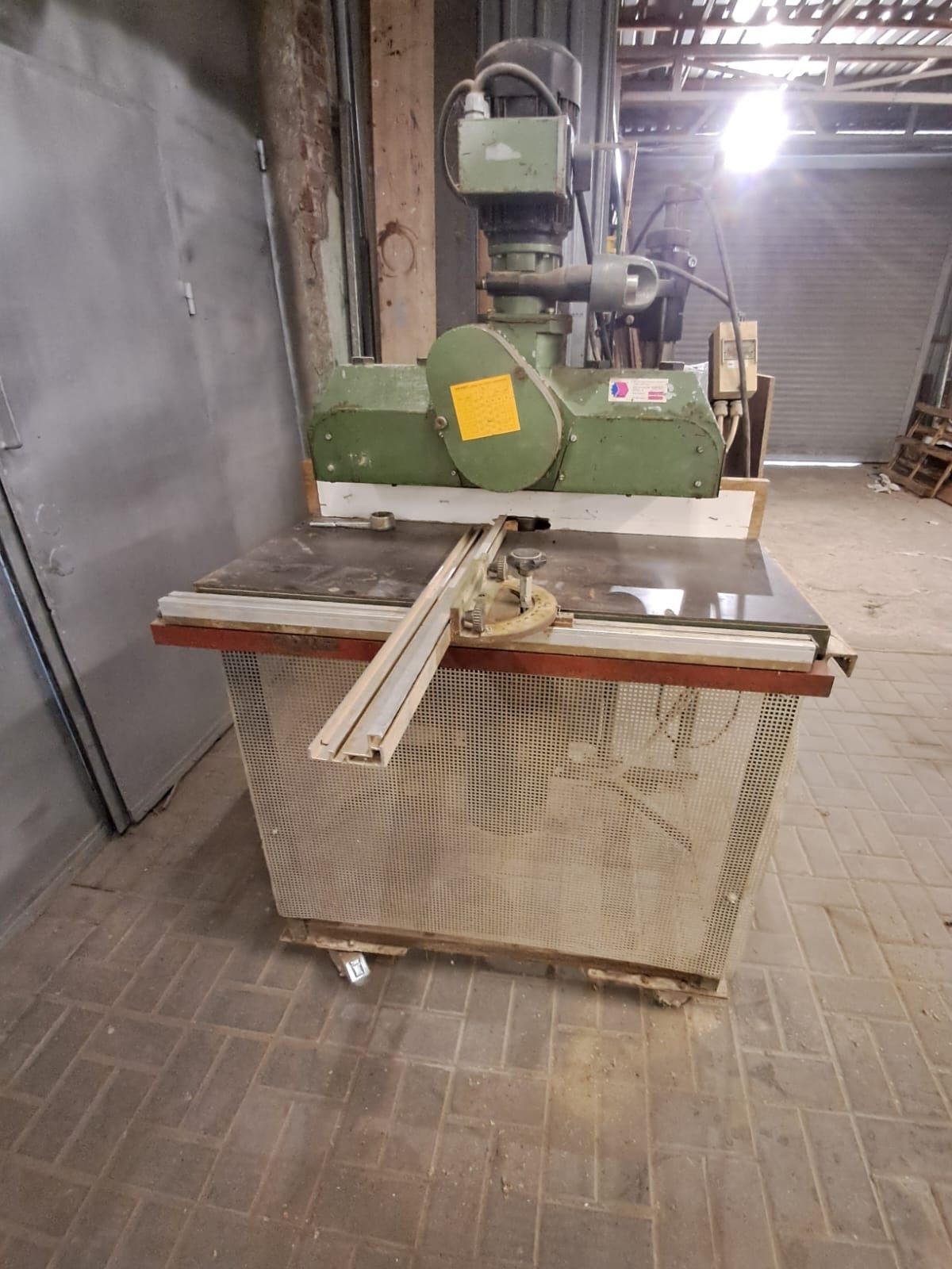 Frezarka dolnowrzecionowa + mechanizm posuwu = komplet