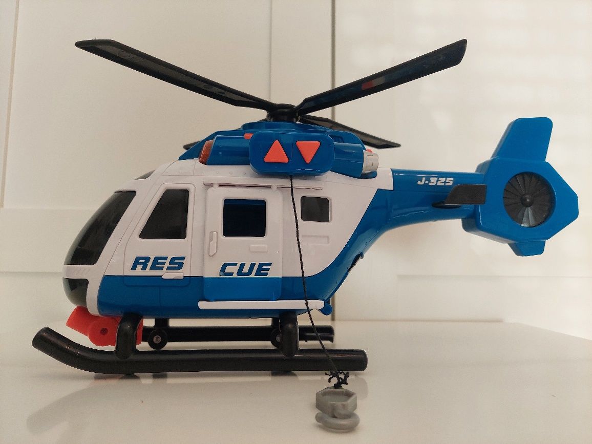 Helikopter ratunkowy na płozach świeci i udaje policyjne odgłosy