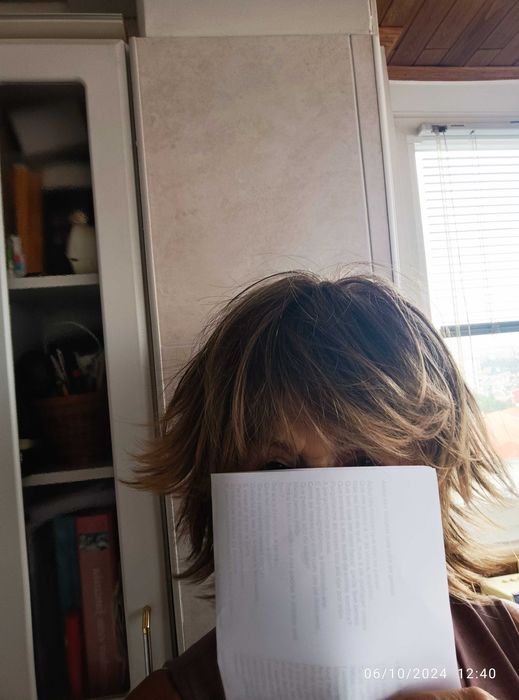 Peruca sintética e de muito boa qualidade