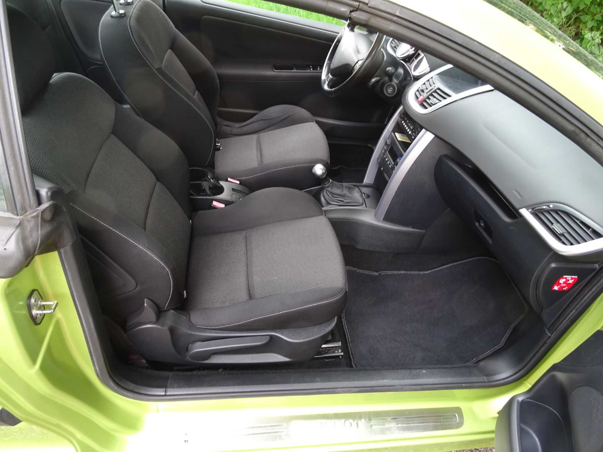 Peugeot 207 CC użytkowany przez kobietę
