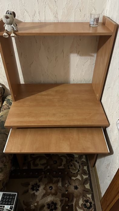 Компютерний стіл з поличками