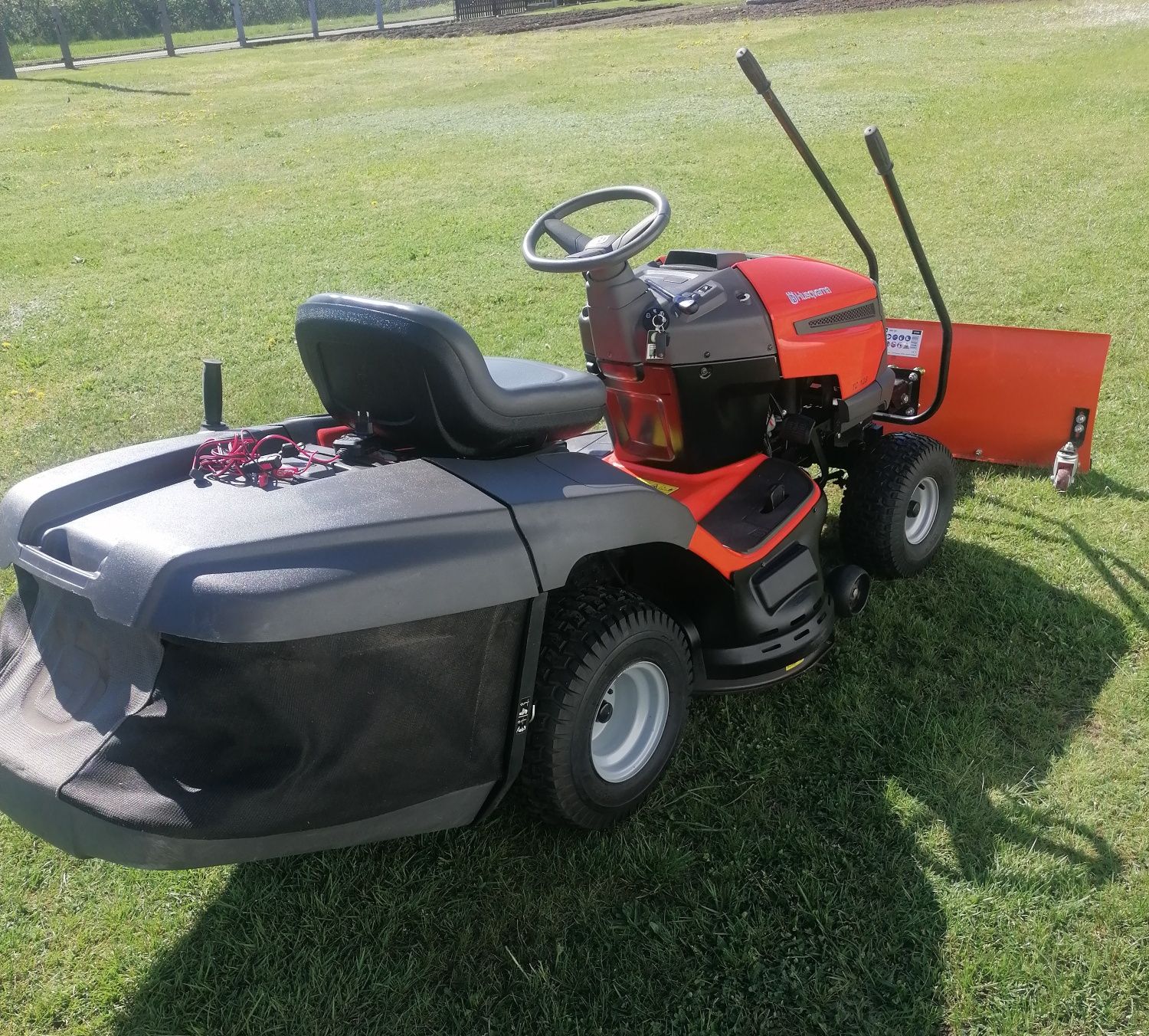Traktorek kosiarka husqvarna TC 138 z pługiem do śniegu