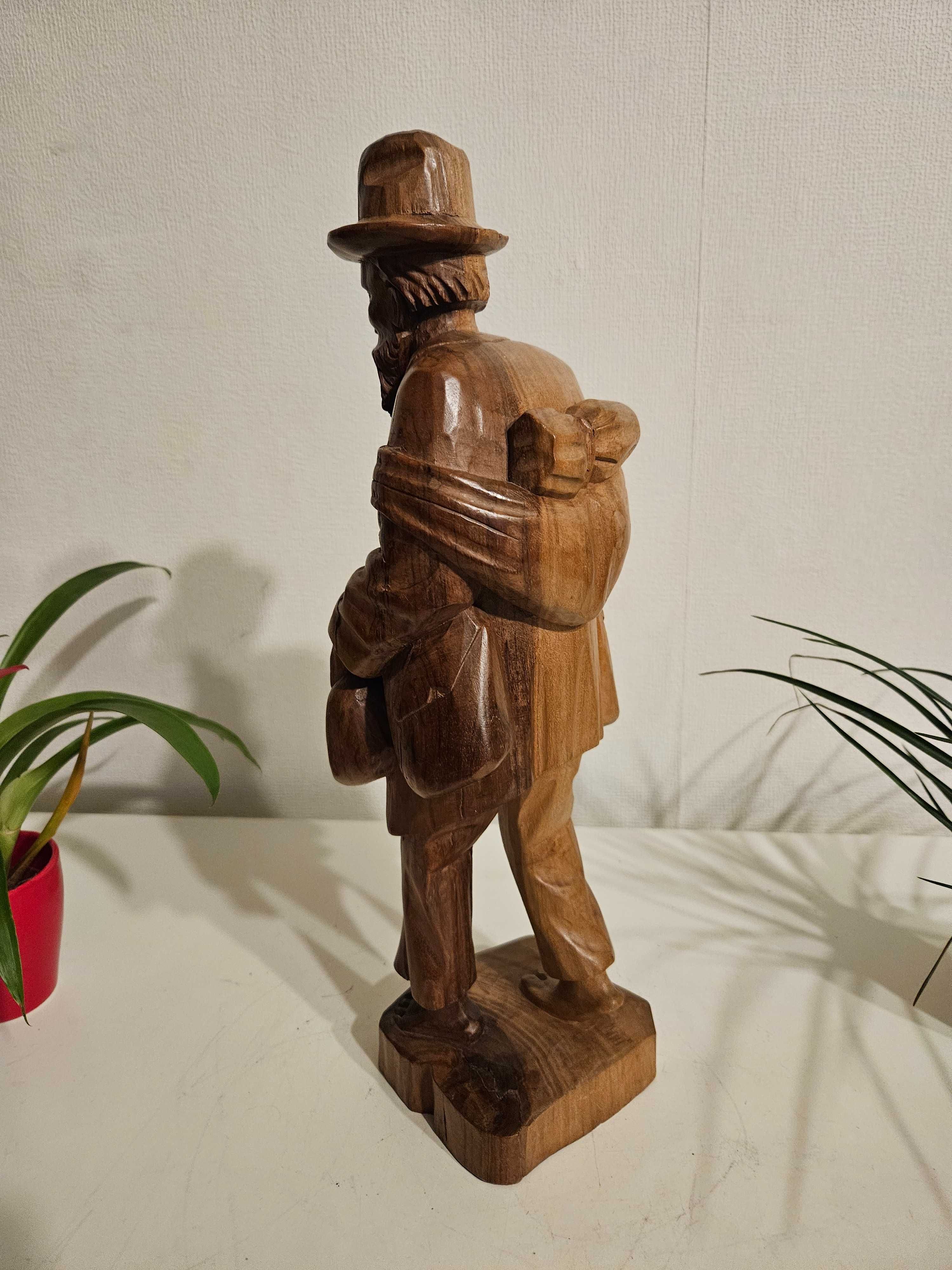Stara drewniana ręcznie wykonana figurka wedrowca