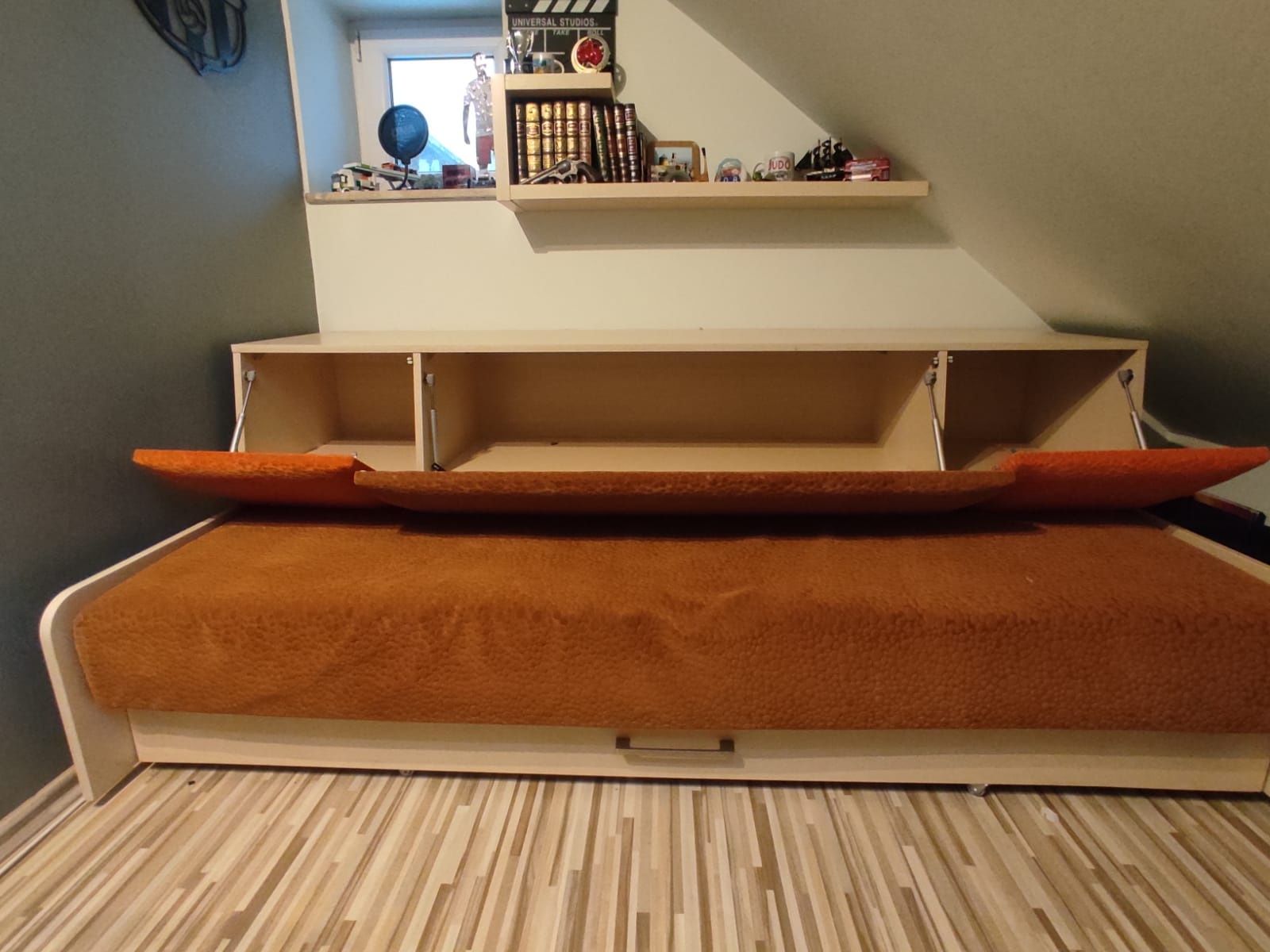 Łóżko z szafką i szuflada na pościel