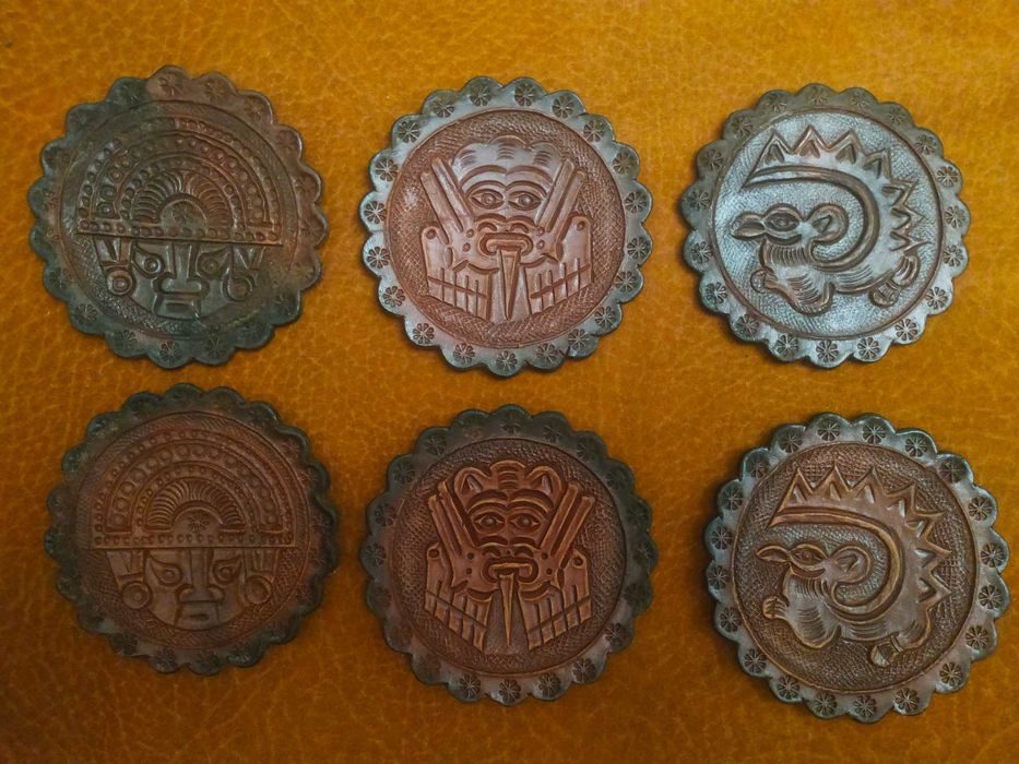 Vários acessórios e peças decorativas rústicas de cozinha e refeição