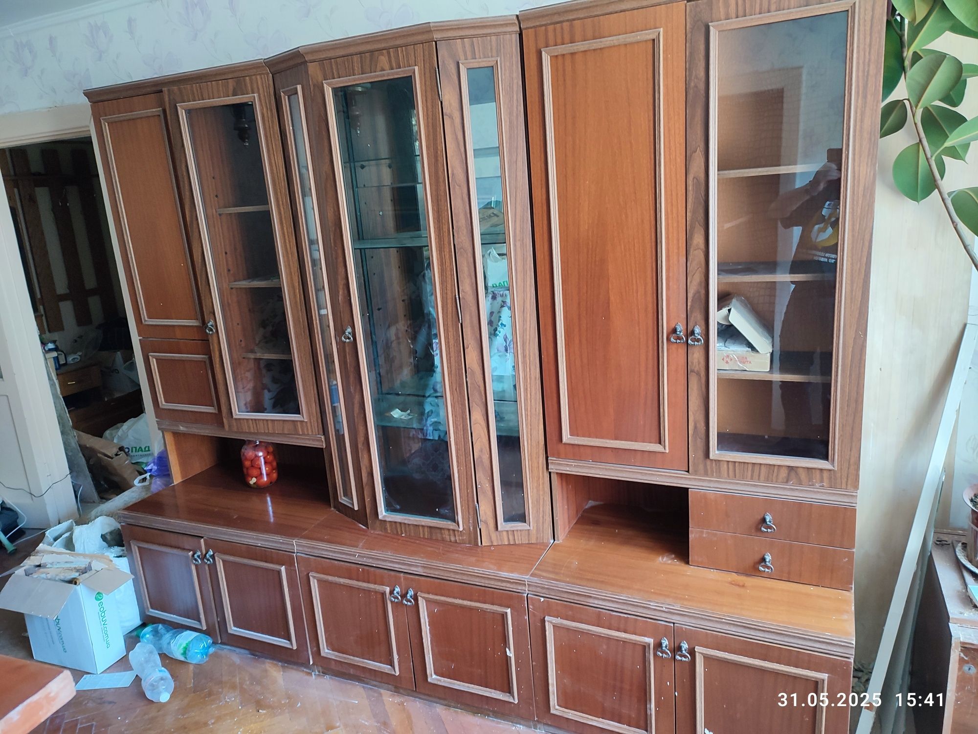 Стінка молдавського виробника у вітальню. 3 секції. .