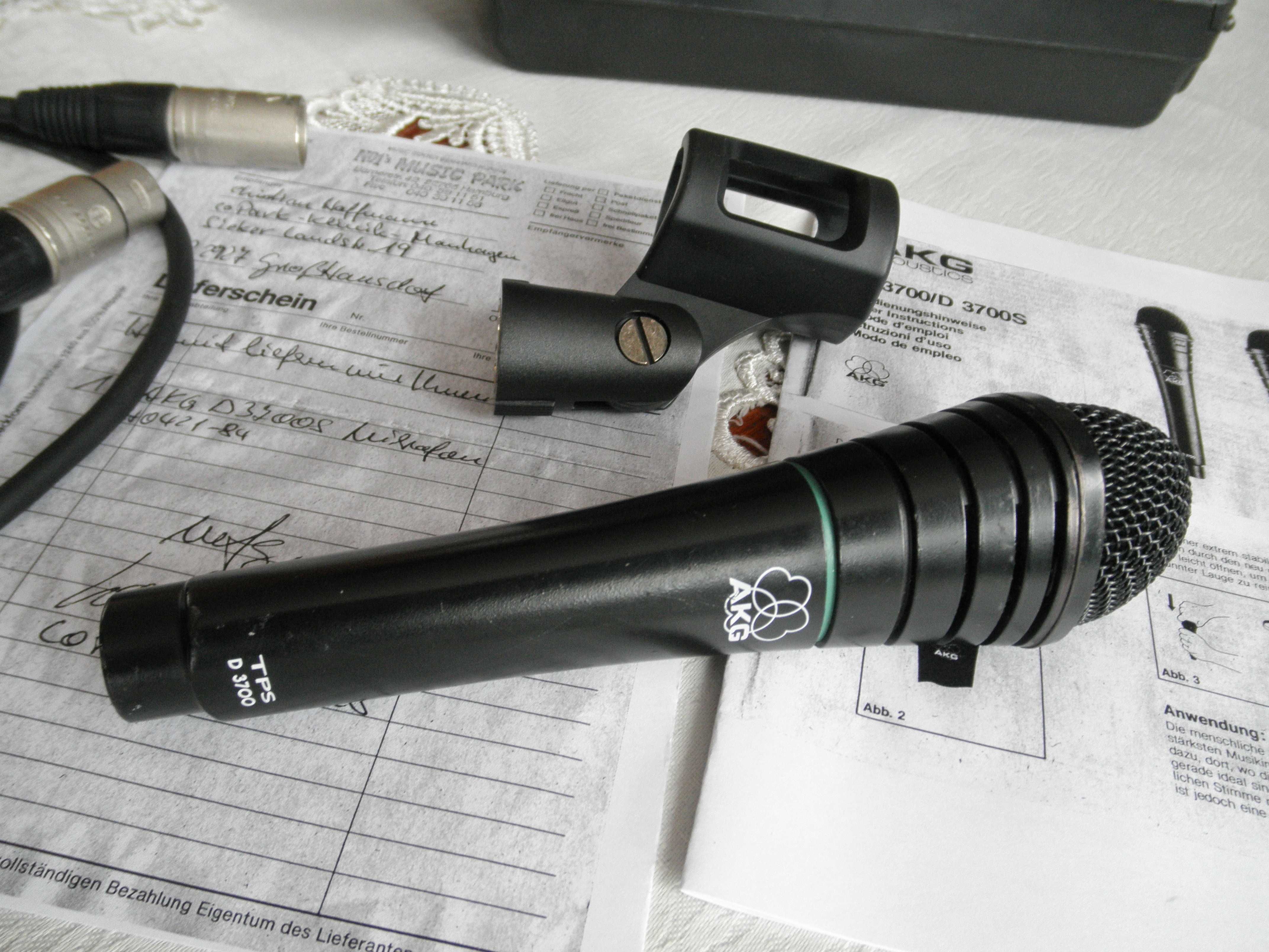 Mikrofon AKG D 3700. Dynamiczny , wokalowy .