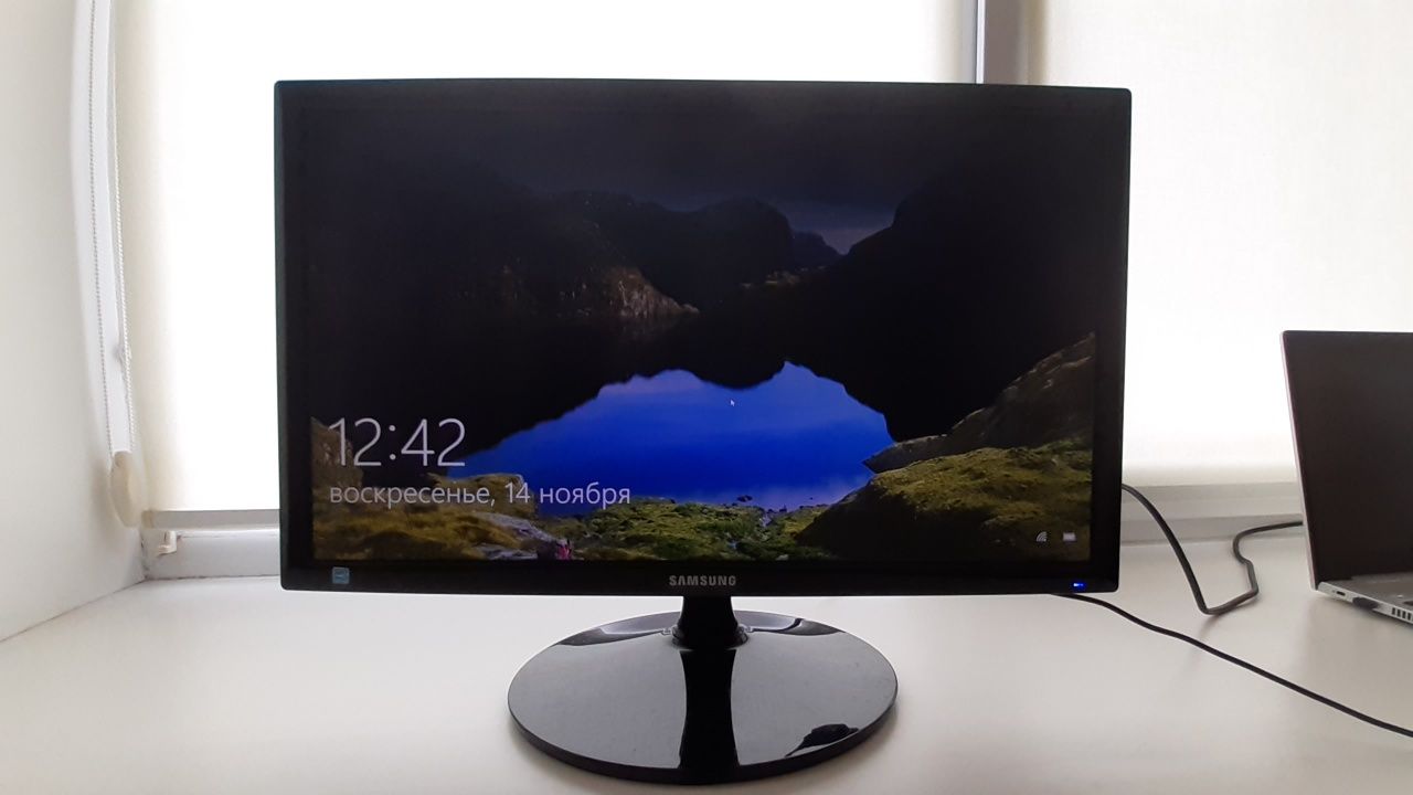 Samsung 21.5" S22B300B (LS22B300BS) монітор, відмінний стан