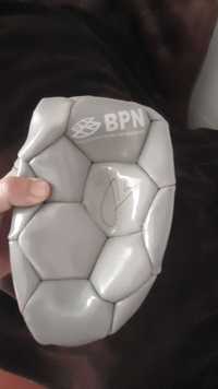 Bola de futebol rubricada pelo jogador Luís Figo