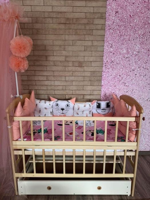 Дитяче ліжечко з маятником і шухлядою