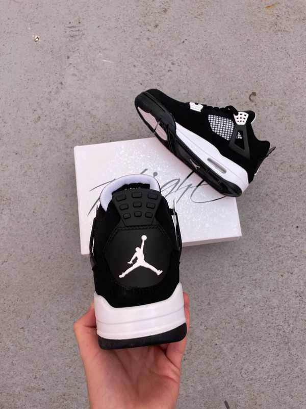 Jordan4Retro White Thunder R.37.5