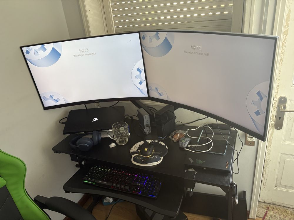 Vendo monitor, ambos tem acra panaromico